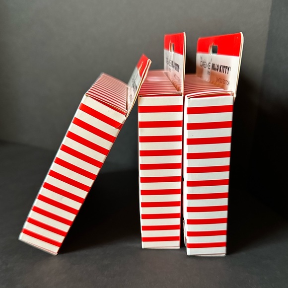 Crème shop x Hello Kitty wispy lashes three individual sets - Picture 4 of 5